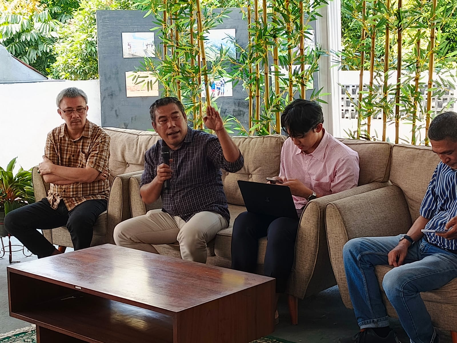 diskusi publik bertajuk “Mendorong Green Democratic dalam Pelaksanaan Pilkada Serentak 2024 untuk Mendukung Terwujudnya Ekonomi Hijau di Indonesia,” yang digelar di Sekretariat Indonesia Working Group on Forest Finance (IWGFF), Jalan Sempur Kaler No. 62, Kecamatan Bogor Tengah, pada Kamis (11/07/2024) siang.