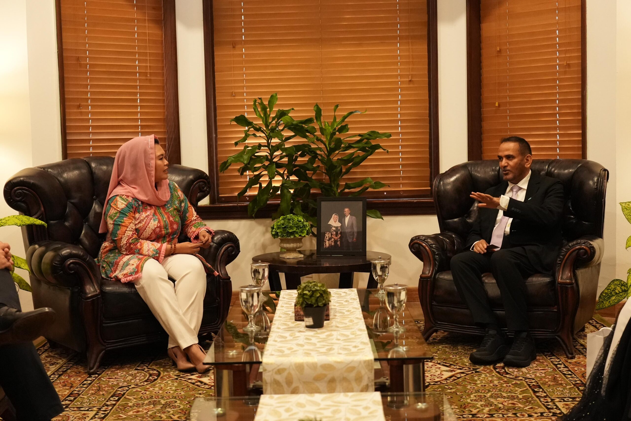 Sekretaris Jenderal Komite Tinggi Persaudaraan Kemanusiaan, H.E Khaled Al Gaith bersama Direktur Wahid Foundation, Yenny Wahid