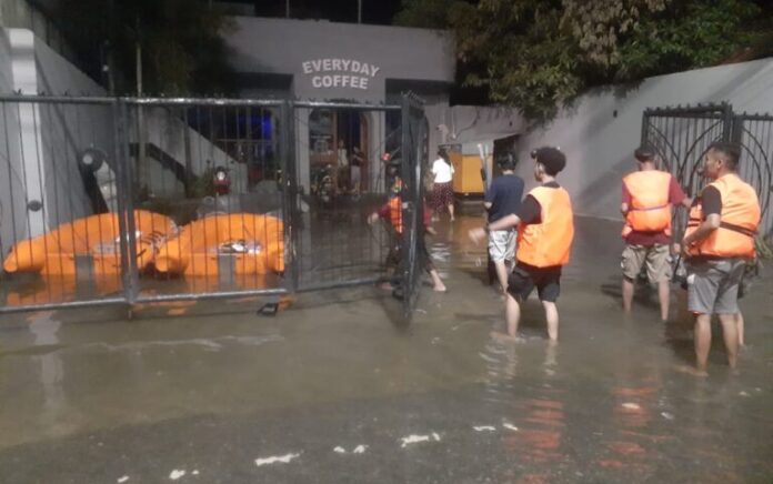 Gusdurian Peduli dan para relawan tengah membantu korban terdampak banjir dan longsor di Gorontalo (Foto: Gusdurian)