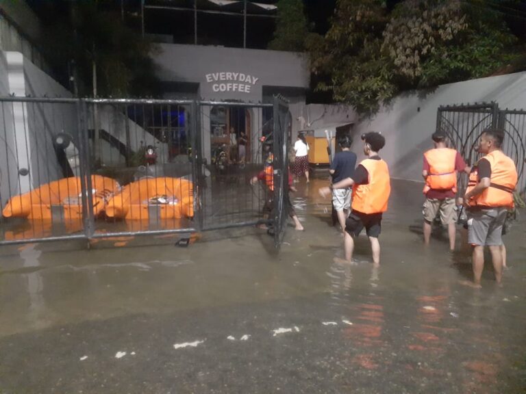 Gusdurian Peduli dan para relawan tengah membantu korban terdampak banjir dan longsor di Gorontalo (Foto: Gusdurian)