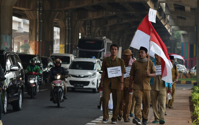 Guru honorer dari Kabupaten Bekasi melakukan aksi jalan kaki menuju Istana Negara saat melintas di Cawang, Jakarta Timur, Kamis (12/10/2023)(ANTARA/Fakhri Hermansyah)