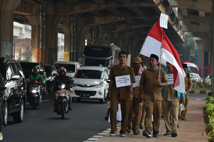 Guru honorer dari Kabupaten Bekasi melakukan aksi jalan kaki menuju Istana Negara saat melintas di Cawang, Jakarta Timur, Kamis (12/10/2023)(ANTARA/Fakhri Hermansyah)