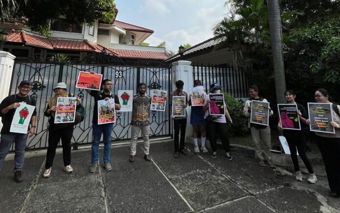 ACAB terdiri dari individu dan organisasi masyarakat sipil menggelar aksi solidaritas terhadap kekerasan yang dilakukan pemerintah di Bangladesh kepada masyarakat sipil, di Kedubes Bangladesh, Senin (5/8/2024) /sriwijayamedia.com-santi