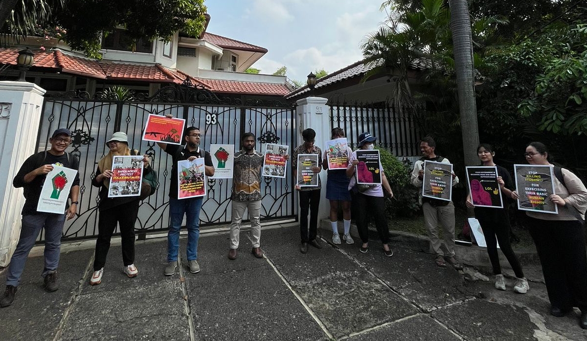 ACAB terdiri dari individu dan organisasi masyarakat sipil menggelar aksi solidaritas terhadap kekerasan yang dilakukan pemerintah di Bangladesh kepada masyarakat sipil, di Kedubes Bangladesh, Senin (5/8/2024) /sriwijayamedia.com-santi