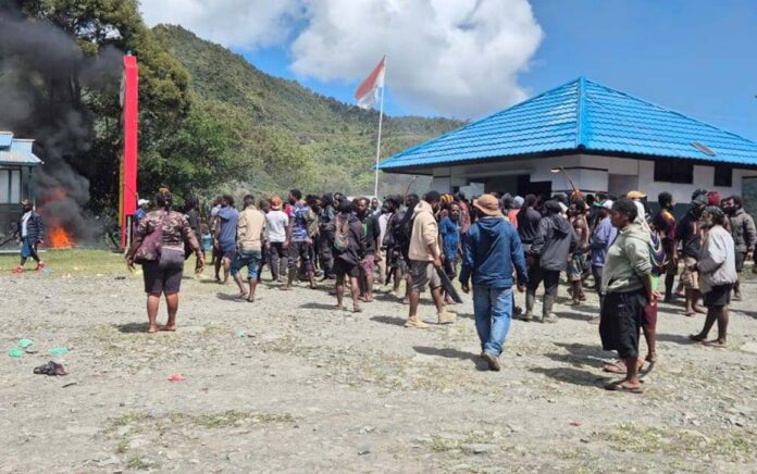 Komnas HAM Kerusuhan di RSUD Mulia, Puncak Jaya pada Rabu, 17 Juli 2024 sekitar pukul 09.00 WIT pasca penembakan tiga warga yang diduga dilakukan oleh TNI