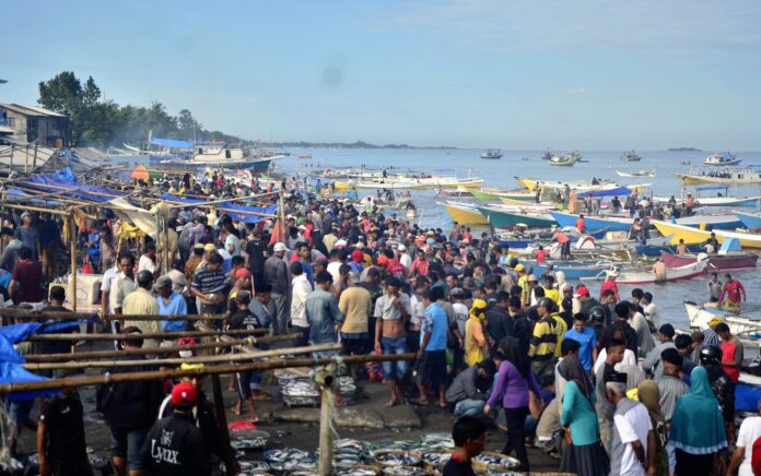 lustrasi. Aktivitas di tempat pelelangan ikan Beba Galesong Utara, Takalar. Diperkirakan 20 ribuan nelayan yang berprofesi sebagai nelayan di sepanjang pesisir Takalar dan menjual ikannya di TPI ini. Sejumlah nelayan mengeluhkan mulai adanya penurunan tangkapan ikan sejak adanya penambangan pasir di perairan mereka. Foto Wahyu Chandra/Mongabay Indonesia