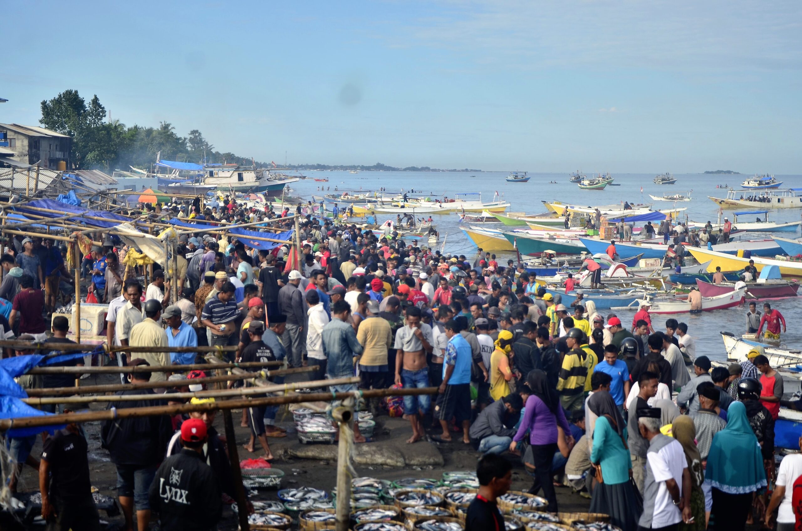 lustrasi. Aktivitas di tempat pelelangan ikan Beba Galesong Utara, Takalar. Diperkirakan 20 ribuan nelayan yang berprofesi sebagai nelayan di sepanjang pesisir Takalar dan menjual ikannya di TPI ini. Sejumlah nelayan mengeluhkan mulai adanya penurunan tangkapan ikan sejak adanya penambangan pasir di perairan mereka. Foto Wahyu Chandra/Mongabay Indonesia