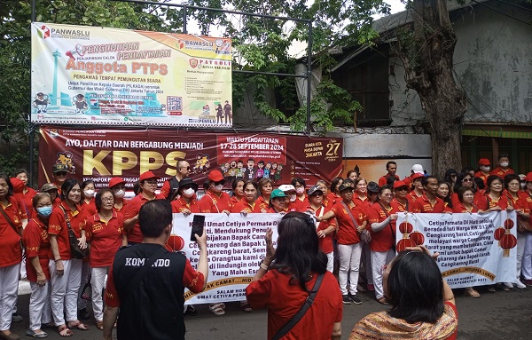 Warga Cengkareng Barat Berunjuk Rasa Tolak Penutupan Vihara