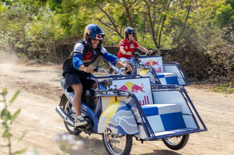 Serunya MotoGP Mandalika: Pembalap Uji Nyali dalam Balapan Becak Motor!