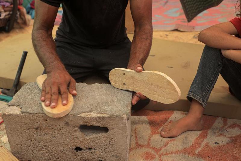 Saber Dawas Membuat Sandal Kayu untuk Anak-Anak Pengungsi Gaza