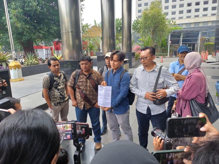 Koalisi Masyarakat Sipil Laporkan Dugaan Korupsi Pengadaan Gas Air Mata di Kepolisian ke KPK