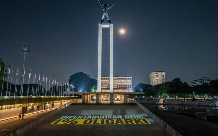 Greenpeace Indonesia menggelar proyeksi video di taman ikonik di Jakarta Pusat, menjelang pelantikan presiden dan wakil presiden terpilih dalam dua hari ke depan dan COP 16 di Kolombia.