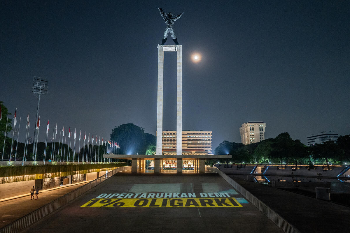 Greenpeace Indonesia menggelar proyeksi video di taman ikonik di Jakarta Pusat, menjelang pelantikan presiden dan wakil presiden terpilih dalam dua hari ke depan dan COP 16 di Kolombia.