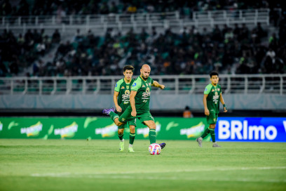 Persebaya Surabaya Memuncaki Klasemen Liga 1: Bali United Terus Mengintai!