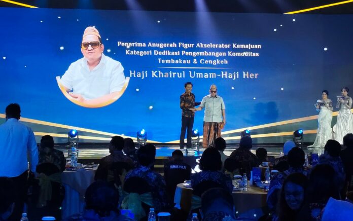 Ultah ke-43, Haji Her Raih Anugerah Figur Akselerator Kemajuan Tembakau