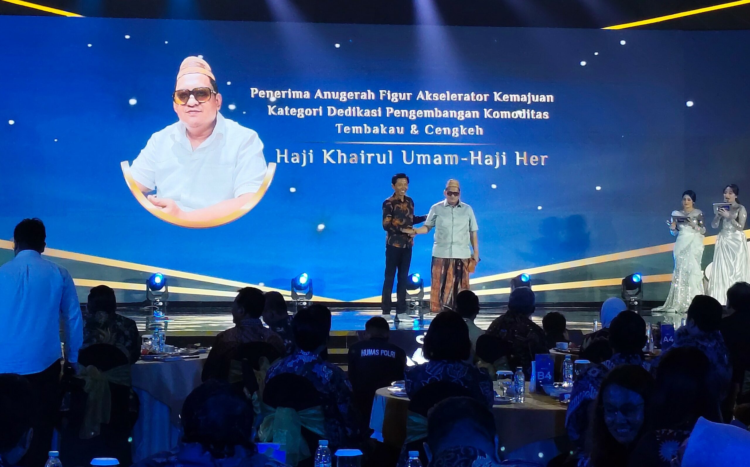 Ultah ke-43, Haji Her Raih Anugerah Figur Akselerator Kemajuan Tembakau