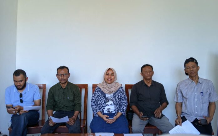 Konferensi pers di kantor Komisi Untuk Orang Hilang dan Korban Tindak Kekerasan (KontraS) Aceh, Rabu (13/11/2024). [Foto: The Aceh Post/ Marnida Ningsih]