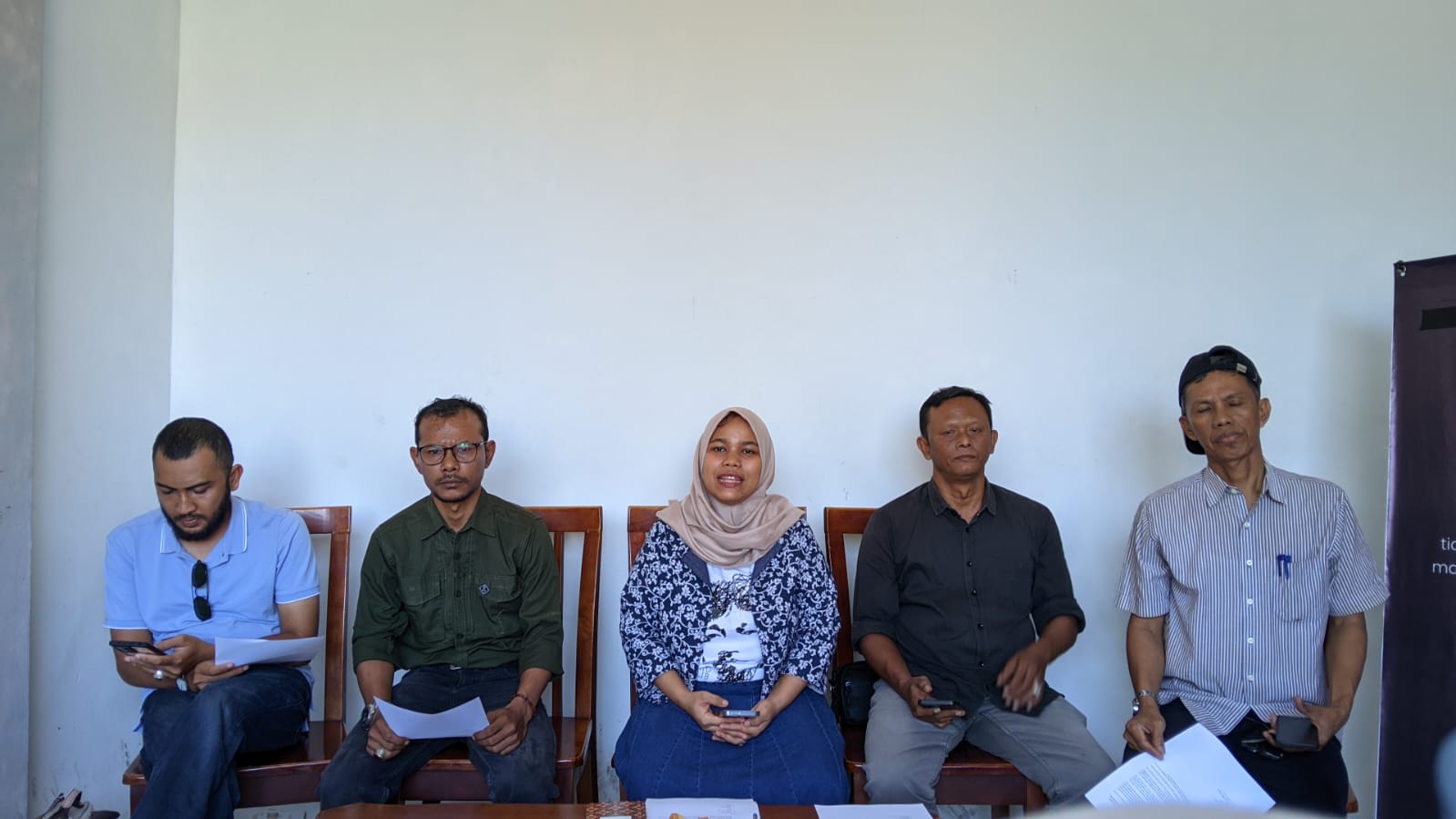 Konferensi pers di kantor Komisi Untuk Orang Hilang dan Korban Tindak Kekerasan (KontraS) Aceh, Rabu (13/11/2024). [Foto: The Aceh Post/ Marnida Ningsih]