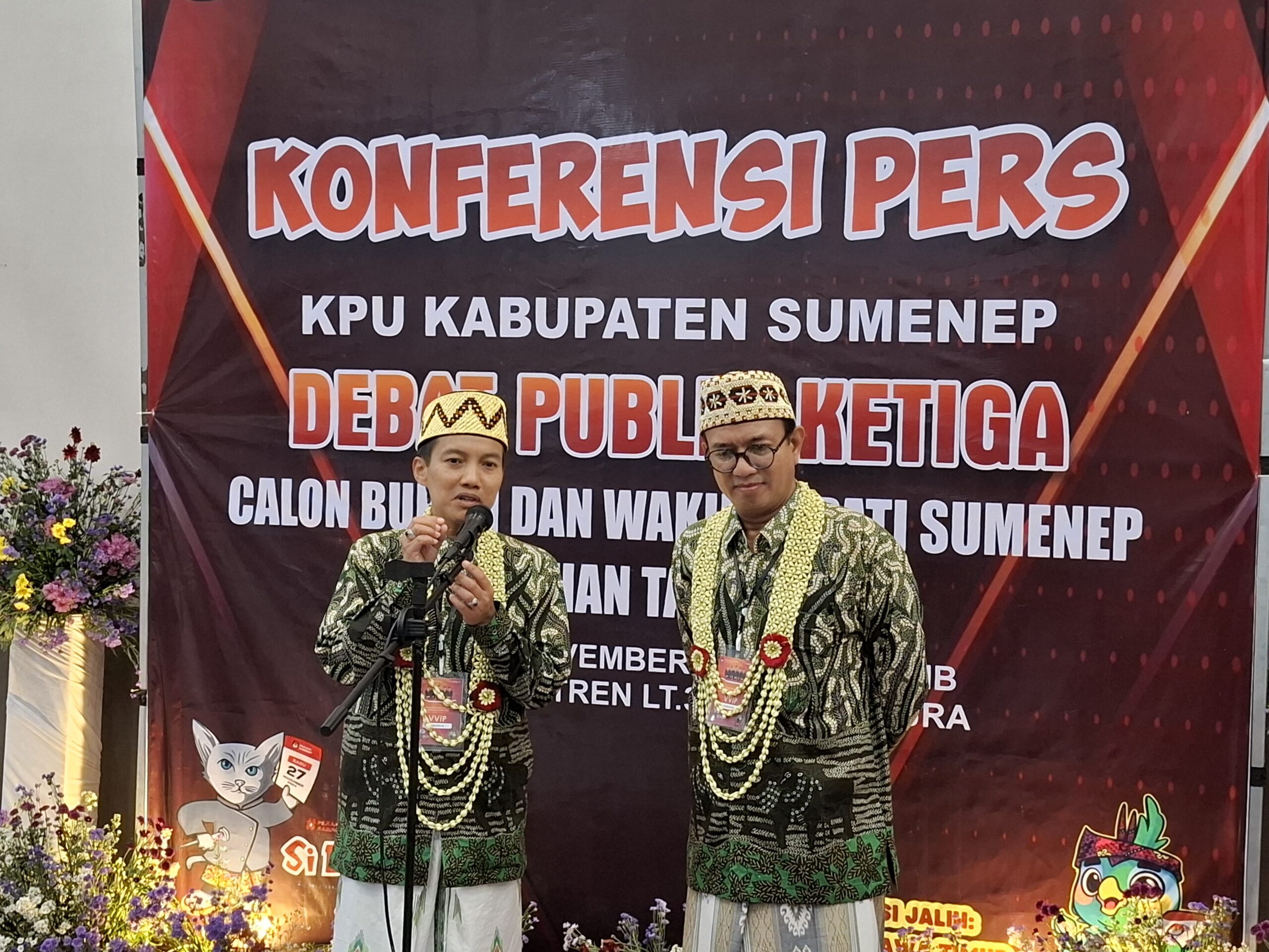 Pasangan calon bupati dan wakil bupati Sumenep KH. Ali Fikri dan KH. Muh. Unais Ali Hisyam usai mengikuti debat terbuka yang ketiga oleh KPU Sumenep