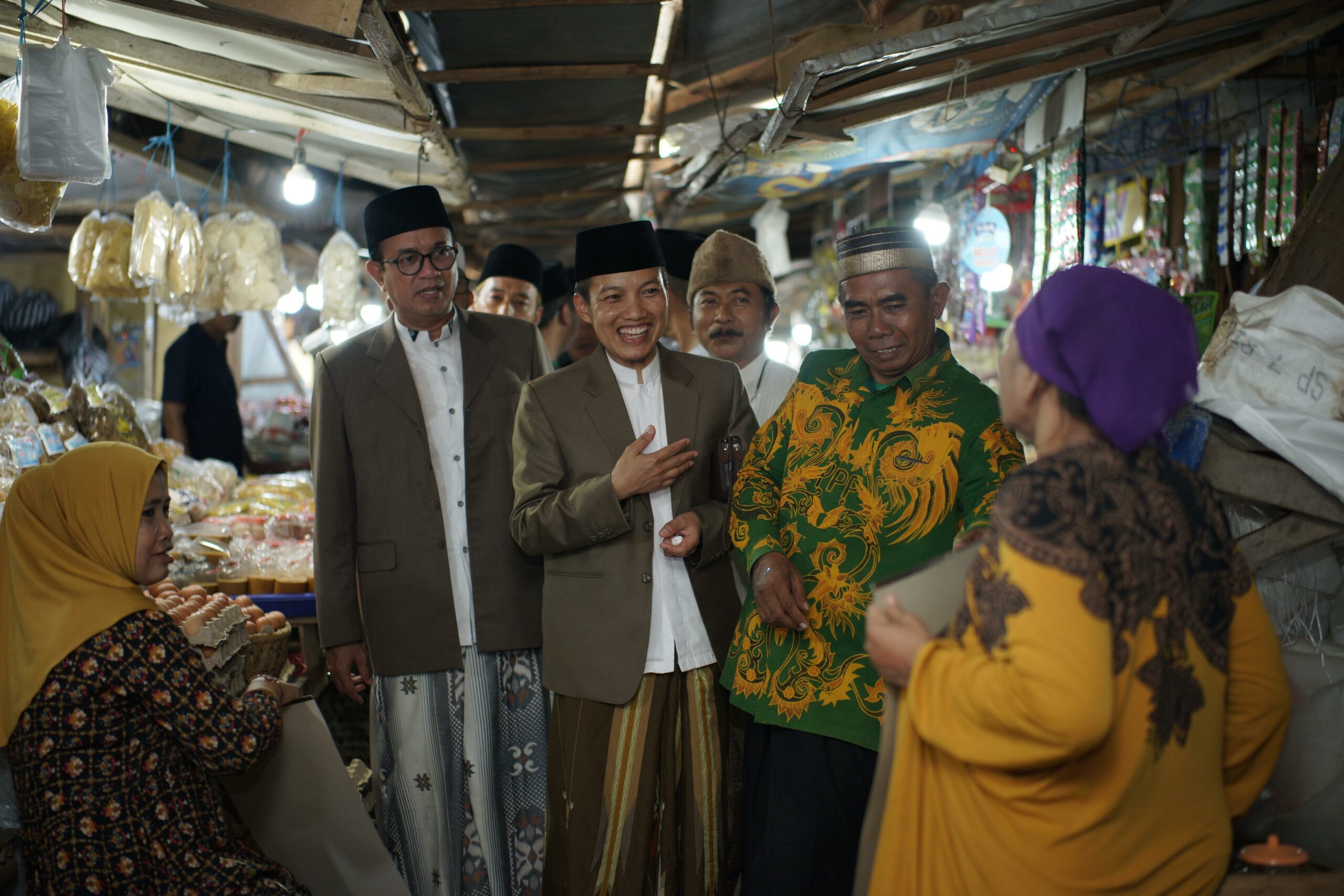 Pedagang Pasar Anom Curhat Beberapa Hal kepada Mas Kiai dan Kiai Unais