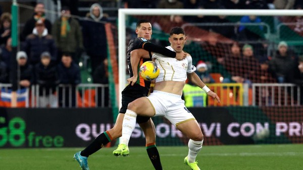 Jay Idzes Tampil Solid, Kapten Timnas Indonesia Bawa Venezia Menang atas Cagliari