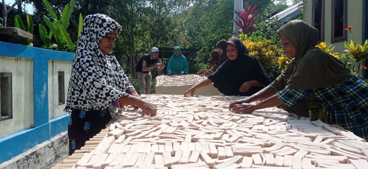 TEKAD Sukses Tingkatkan Ekonomi Para Perempuan di Desa Kilfura Lewat Usaha Sagu Lempeng