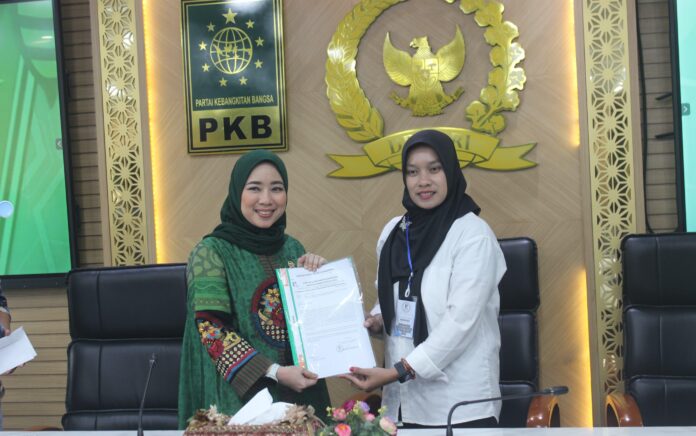 Ratna Juwita Sari Terima Masa Aksi Forum Guru Swasta Nasional Passing Grade Tahun 2023