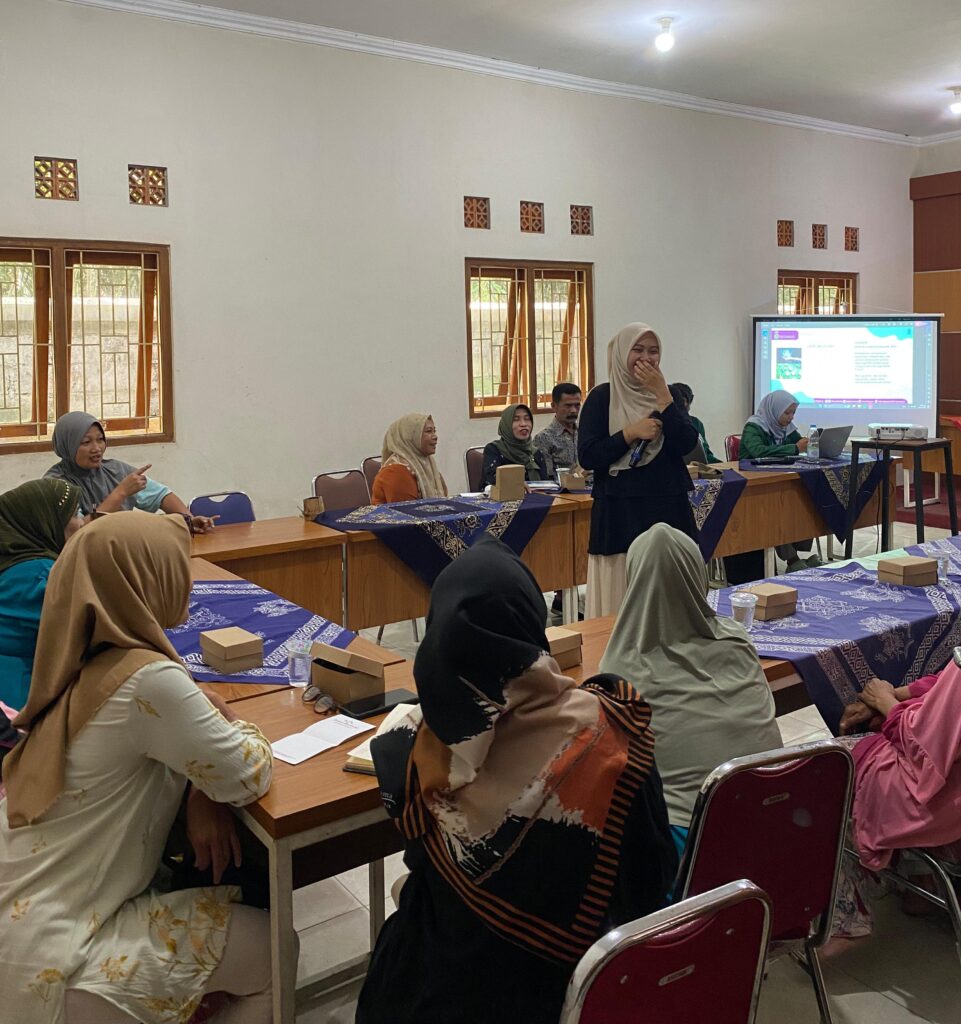 Mahasiswa KKN Sekolah Pasar Gelar Workshop Sertifikasi Halal untuk UMKM dan Pedagang Pasar Balerante