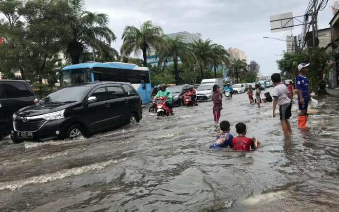 Jakarta Terendam Banjir, 19 Ruas Jalan Terkena Dampak dengan Ketinggian Air Bervariasi