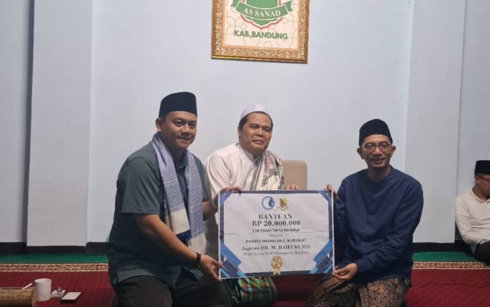 Ketua Umum BMI dan Wakil Ketua DPRD Kabupaten Bandung Serahkan Bantuan Pondok Pesantren