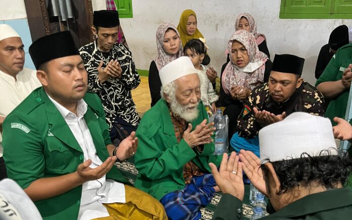PC GP Ansor Jakarta Barat dalam rangka testimoni Refleksi Pergerakan mengunjungi tokoh Ulama Kharismatik Abuya Muhtadi dan sekaligus berziarah untuk mendiang Ayahanda Abuya Muhtadi, Almagfurlah KH Abuya Dimyati Banten.
