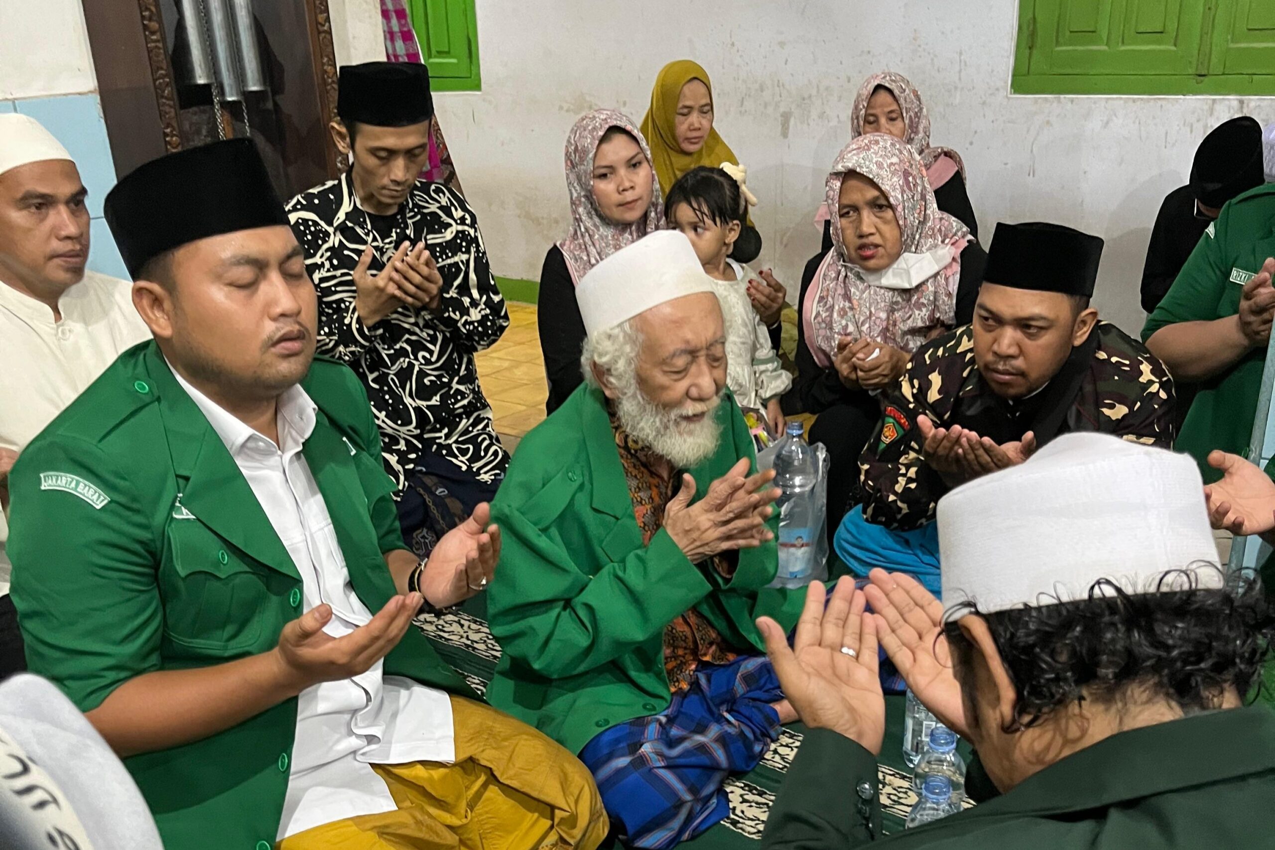 PC GP Ansor Jakarta Barat dalam rangka testimoni Refleksi Pergerakan mengunjungi tokoh Ulama Kharismatik Abuya Muhtadi dan sekaligus berziarah untuk mendiang Ayahanda Abuya Muhtadi, Almagfurlah KH Abuya Dimyati Banten.