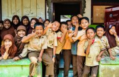 Pendidikan Karakter: Antara Eksperimen dan Penguatan Institusi